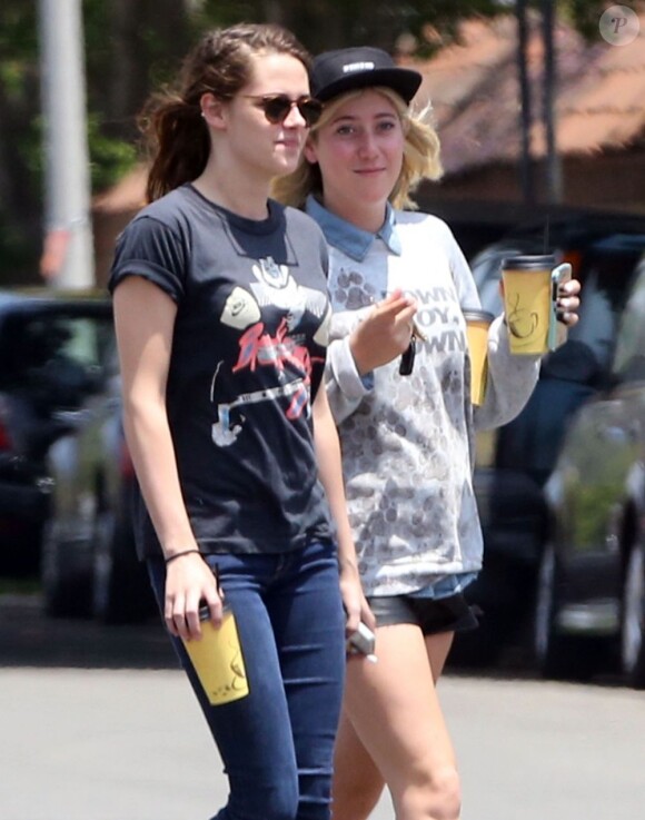 Exclusif - Kristen Stewart look décontracte avec une amie à Los Feliz, le 7 juin 2013.