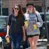 Exclusif - Kristen Stewart en pleine discussion avec une amie dans les rues de Los Feliz, le 7 juin 2013.