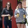 Exclusif - Kristen Stewart se balade avec une amie à Los Feliz, le 7 juin 2013.