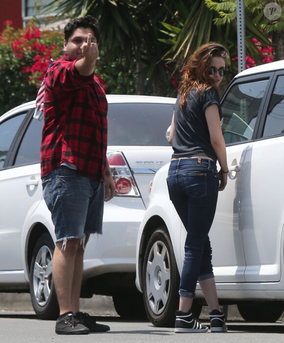 Exclusif - Kristen Stewart et le doigt d'honneur d'un ami à un paparazzi à Los Feliz, le 7 juin 2013.