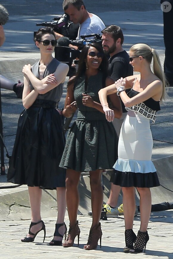 Naomi Campbell tout sourire tourne son émission The Face à Paris le 7 juin 2013