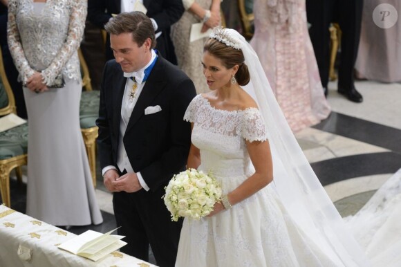 Mariage de la princesse Madeleine de Suède, vêtue d'une robe signée Valentino, et Chris O'Neill, le 8 juin 2013 à Stockholm. Après la cérémonie dans la chapelle du palais royal, les jeunes mariés ont emprunté une calèche pour se rendre à Riddarholmen et embarquer pour Drottningholm, résidence royale où se tenait la réception.