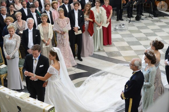Mariage de la princesse Madeleine de Suède, vêtue d'une robe signée Valentino, et Chris O'Neill, le 8 juin 2013 à Stockholm. Après la cérémonie dans la chapelle du palais royal, les jeunes mariés ont emprunté une calèche pour se rendre à Riddarholmen et embarquer pour Drottningholm, résidence royale où se tenait la réception.