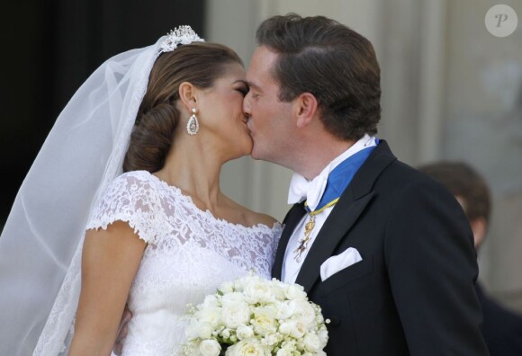 Mariage de la princesse Madeleine de Suède, vêtue d'une robe signée Valentino, et Chris O'Neill, le 8 juin 2013 à Stockholm. Après la cérémonie dans la chapelle du palais royal, les jeunes mariés ont emprunté une calèche pour se rendre à Riddarholmen et embarquer pour Drottningholm, résidence royale où se tenait la réception.