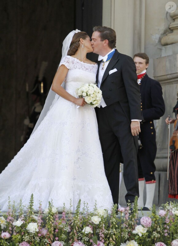 Mariage de la princesse Madeleine de Suède, vêtue d'une robe signée Valentino, et Chris O'Neill, le 8 juin 2013 à Stockholm. Après la cérémonie dans la chapelle du palais royal, les jeunes mariés ont emprunté une calèche pour se rendre à Riddarholmen et embarquer pour Drottningholm, résidence royale où se tenait la réception.