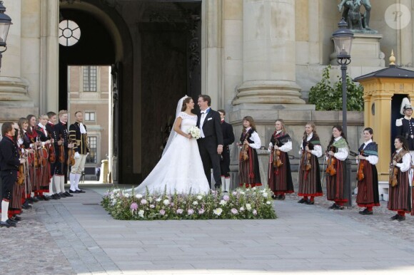 Mariage de la princesse Madeleine de Suède, vêtue d'une robe signée Valentino, et Chris O'Neill, le 8 juin 2013 à Stockholm. Après la cérémonie dans la chapelle du palais royal, les jeunes mariés ont emprunté une calèche pour se rendre à Riddarholmen et embarquer pour Drottningholm, résidence royale où se tenait la réception.
