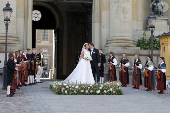 Mariage de la princesse Madeleine de Suède, vêtue d'une robe signée Valentino, et Chris O'Neill, le 8 juin 2013 à Stockholm. Après la cérémonie dans la chapelle du palais royal, les jeunes mariés ont emprunté une calèche pour se rendre à Riddarholmen et embarquer pour Drottningholm, résidence royale où se tenait la réception.