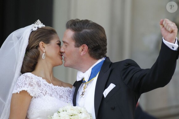 Mariage de la princesse Madeleine de Suède, vêtue d'une robe signée Valentino, et Chris O'Neill, le 8 juin 2013 à Stockholm. Après la cérémonie dans la chapelle du palais royal, les jeunes mariés ont emprunté une calèche pour se rendre à Riddarholmen et embarquer pour Drottningholm, résidence royale où se tenait la réception.