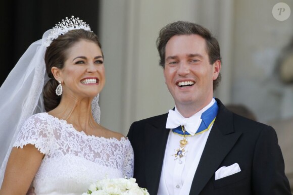 Mariage de la princesse Madeleine de Suède, vêtue d'une robe signée Valentino, et Chris O'Neill, le 8 juin 2013 à Stockholm. Après la cérémonie dans la chapelle du palais royal, les jeunes mariés ont emprunté une calèche pour se rendre à Riddarholmen et embarquer pour Drottningholm, résidence royale où se tenait la réception.