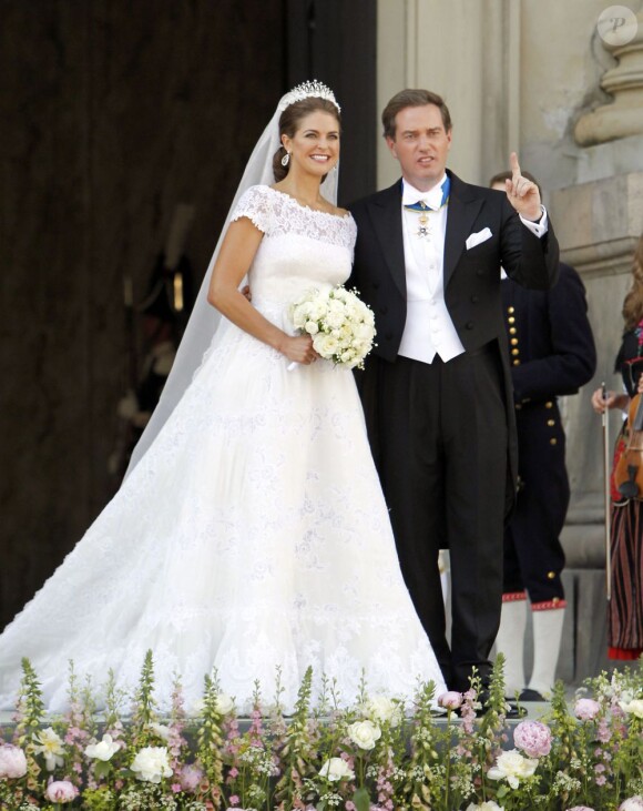 Mariage de la princesse Madeleine de Suède, vêtue d'une robe signée Valentino, et Chris O'Neill, le 8 juin 2013 à Stockholm. Après la cérémonie dans la chapelle du palais royal, les jeunes mariés ont emprunté une calèche pour se rendre à Riddarholmen et embarquer pour Drottningholm, résidence royale où se tenait la réception.