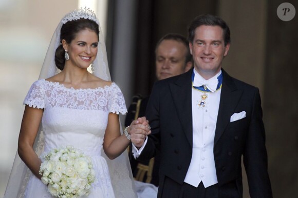 Mariage de la princesse Madeleine de Suède, vêtue d'une robe signée Valentino, et Chris O'Neill, le 8 juin 2013 à Stockholm. Après la cérémonie dans la chapelle du palais royal, les jeunes mariés ont emprunté une calèche pour se rendre à Riddarholmen et embarquer pour Drottningholm, résidence royale où se tenait la réception.