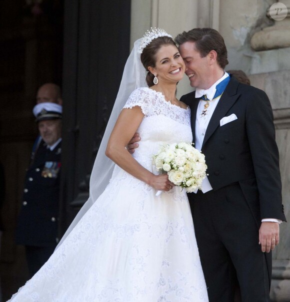 Mariage de la princesse Madeleine de Suède, vêtue d'une robe signée Valentino, et Chris O'Neill, le 8 juin 2013 à Stockholm. Après la cérémonie dans la chapelle du palais royal, les jeunes mariés ont emprunté une calèche pour se rendre à Riddarholmen et embarquer pour Drottningholm, résidence royale où se tenait la réception.