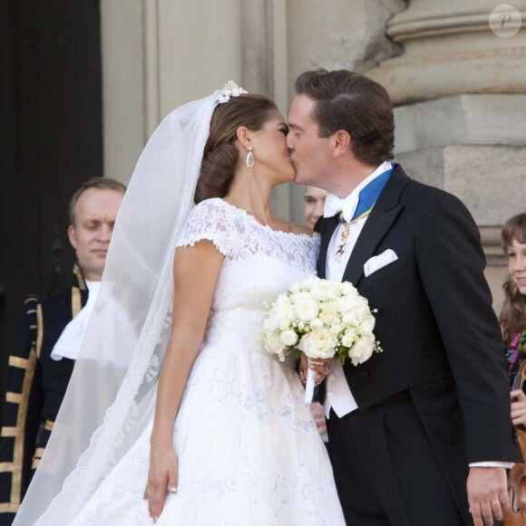 Mariage de la princesse Madeleine de Suède, vêtue d'une robe signée Valentino, et Chris O'Neill, le 8 juin 2013 à Stockholm. Après la cérémonie dans la chapelle du palais royal, les jeunes mariés ont emprunté une calèche pour se rendre à Riddarholmen et embarquer pour Drottningholm, résidence royale où se tenait la réception.