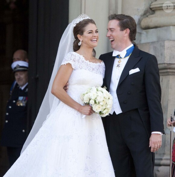 Mariage de la princesse Madeleine de Suède, vêtue d'une robe signée Valentino, et Chris O'Neill, le 8 juin 2013 à Stockholm. Après la cérémonie dans la chapelle du palais royal, les jeunes mariés ont emprunté une calèche pour se rendre à Riddarholmen et embarquer pour Drottningholm, résidence royale où se tenait la réception.