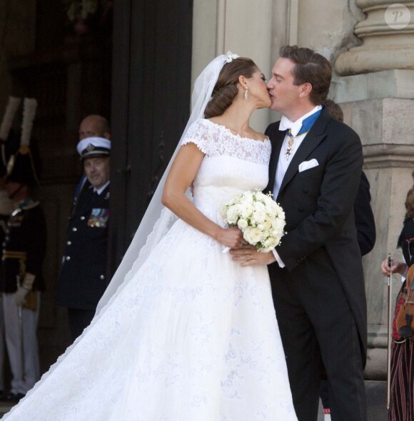 Mariage de la princesse Madeleine de Suède, vêtue d'une robe signée Valentino, et Chris O'Neill, le 8 juin 2013 à Stockholm. Après la cérémonie dans la chapelle du palais royal, les jeunes mariés ont emprunté une calèche pour se rendre à Riddarholmen et embarquer pour Drottningholm, résidence royale où se tenait la réception.