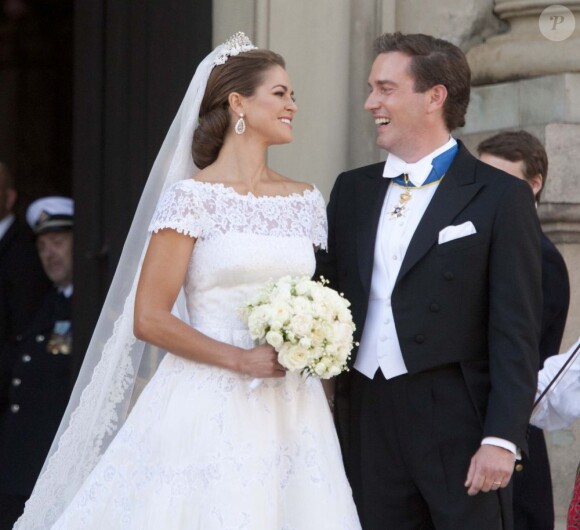 Mariage de la princesse Madeleine de Suède, vêtue d'une robe signée Valentino, et Chris O'Neill, le 7 juin 2013 à Stockholm. Après la cérémonie dans la chapelle du palais royal, les jeunes mariés ont emprunté une calèche pour se rendre à Riddarholmen et embarquer pour Drottningholm, résidence royale où se tenait la réception.