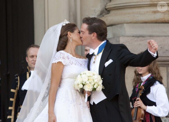 Mariage de la princesse Madeleine de Suède, vêtue d'une robe signée Valentino, et Chris O'Neill, le 7 juin 2013 à Stockholm. Après la cérémonie dans la chapelle du palais royal, les jeunes mariés ont emprunté une calèche pour se rendre à Riddarholmen et embarquer pour Drottningholm, résidence royale où se tenait la réception.