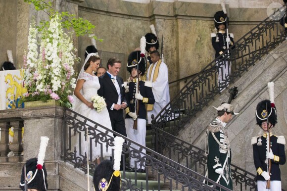 Mariage de la princesse Madeleine de Suède, vêtue d'une robe signée Valentino, et Chris O'Neill, le 7 juin 2013 à Stockholm. Après la cérémonie dans la chapelle du palais royal, les jeunes mariés ont emprunté une calèche pour se rendre à Riddarholmen et embarquer pour Drottningholm, résidence royale où se tenait la réception.