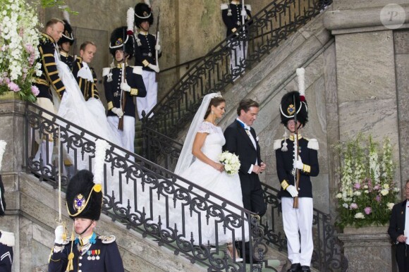 Mariage de la princesse Madeleine de Suède, vêtue d'une robe signée Valentino, et Chris O'Neill, le 7 juin 2013 à Stockholm. Après la cérémonie dans la chapelle du palais royal, les jeunes mariés ont emprunté une calèche pour se rendre à Riddarholmen et embarquer pour Drottningholm, résidence royale où se tenait la réception.
