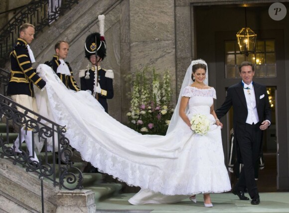 Mariage de la princesse Madeleine de Suède, vêtue d'une robe signée Valentino, et Chris O'Neill, le 7 juin 2013 à Stockholm. Après la cérémonie dans la chapelle du palais royal, les jeunes mariés ont emprunté une calèche pour se rendre à Riddarholmen et embarquer pour Drottningholm, résidence royale où se tenait la réception.