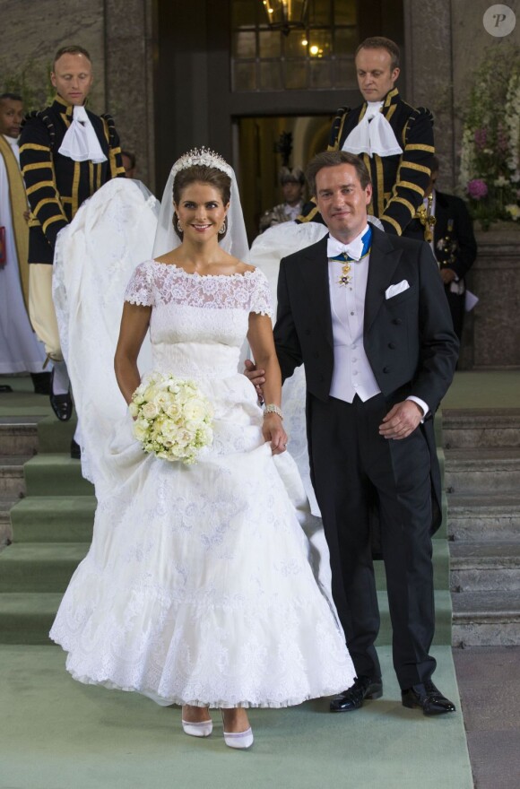 Mariage de la princesse Madeleine de Suède, vêtue d'une robe signée Valentino, et Chris O'Neill, le 7 juin 2013 à Stockholm. Après la cérémonie dans la chapelle du palais royal, les jeunes mariés ont emprunté une calèche pour se rendre à Riddarholmen et embarquer pour Drottningholm, résidence royale où se tenait la réception.