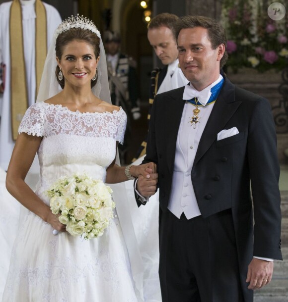 Mariage de la princesse Madeleine de Suède, vêtue d'une robe signée Valentino, et Chris O'Neill, le 7 juin 2013 à Stockholm. Après la cérémonie dans la chapelle du palais royal, les jeunes mariés ont emprunté une calèche pour se rendre à Riddarholmen et embarquer pour Drottningholm, résidence royale où se tenait la réception.