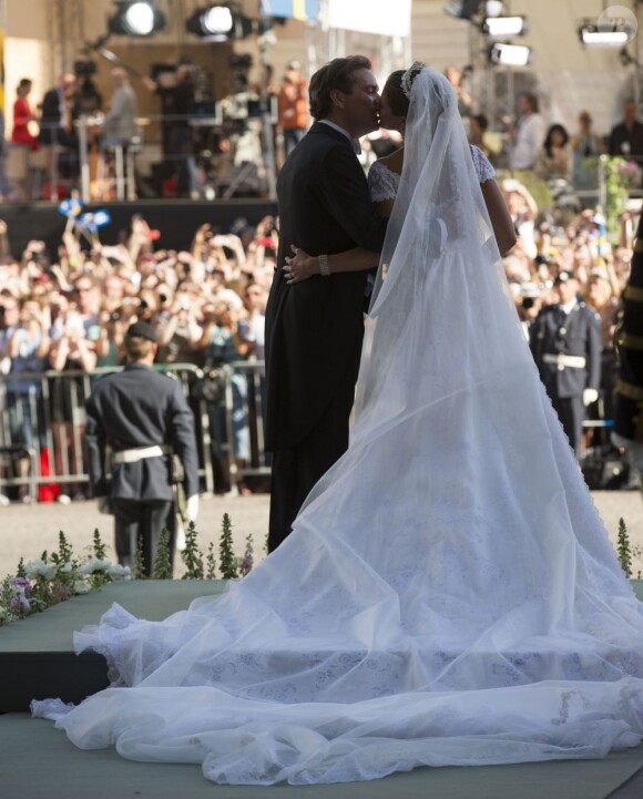 Mariage de la princesse Madeleine de Suède, vêtue d'une robe signée Valentino, et Chris O'Neill, le 7 juin 2013 à Stockholm. Après la cérémonie dans la chapelle du palais royal, les jeunes mariés ont emprunté une calèche pour se rendre à Riddarholmen et embarquer pour Drottningholm, résidence royale où se tenait la réception.