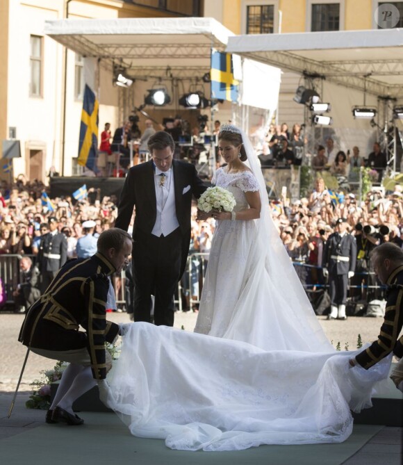 Mariage de la princesse Madeleine de Suède, vêtue d'une robe signée Valentino, et Chris O'Neill, le 7 juin 2013 à Stockholm. Après la cérémonie dans la chapelle du palais royal, les jeunes mariés ont emprunté une calèche pour se rendre à Riddarholmen et embarquer pour Drottningholm, résidence royale où se tenait la réception.