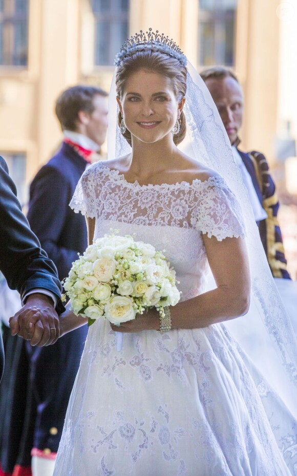 Mariage de la princesse Madeleine de Suède, vêtue d'une robe signée Valentino, et Chris O'Neill, le 7 juin 2013 à Stockholm. Après la cérémonie dans la chapelle du palais royal, les jeunes mariés ont emprunté une calèche pour se rendre à Riddarholmen et embarquer pour Drottningholm, résidence royale où se tenait la réception.