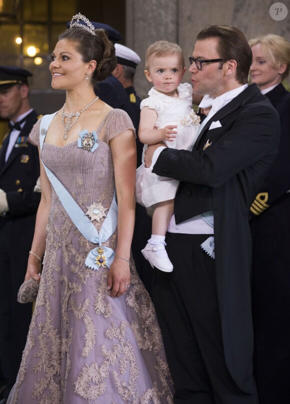 Mariage de la princesse Madeleine de Suède, vêtue d'une robe signée Valentino, et Chris O'Neill, le 7 juin 2013 à Stockholm. Après la cérémonie dans la chapelle du palais royal, les jeunes mariés ont emprunté une calèche pour se rendre à Riddarholmen et embarquer pour Drottningholm, résidence royale où se tenait la réception.
