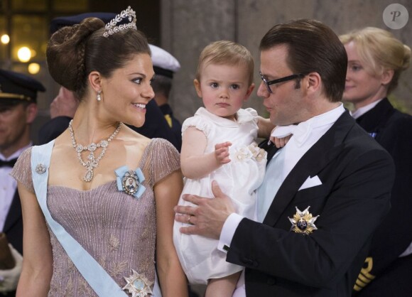 Mariage de la princesse Madeleine de Suède, vêtue d'une robe signée Valentino, et Chris O'Neill, le 7 juin 2013 à Stockholm. Après la cérémonie dans la chapelle du palais royal, les jeunes mariés ont emprunté une calèche pour se rendre à Riddarholmen et embarquer pour Drottningholm, résidence royale où se tenait la réception.