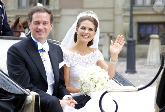 Mariage de la princesse Madeleine de Suède, vêtue d'une robe signée Valentino, et Chris O'Neill, le 7 juin 2013 à Stockholm. Après la cérémonie dans la chapelle du palais royal, les jeunes mariés ont emprunté une calèche pour se rendre à Riddarholmen et embarquer pour Drottningholm, résidence royale où se tenait la réception.