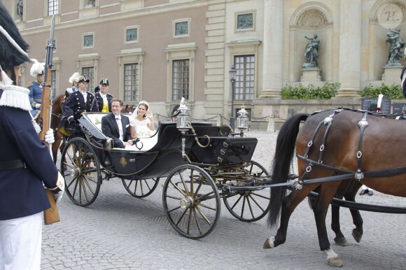 Mariage de la princesse Madeleine de Suède, vêtue d'une robe signée Valentino, et Chris O'Neill, le 7 juin 2013 à Stockholm. Après la cérémonie dans la chapelle du palais royal, les jeunes mariés ont emprunté une calèche pour se rendre à Riddarholmen et embarquer pour Drottningholm, résidence royale où se tenait la réception.