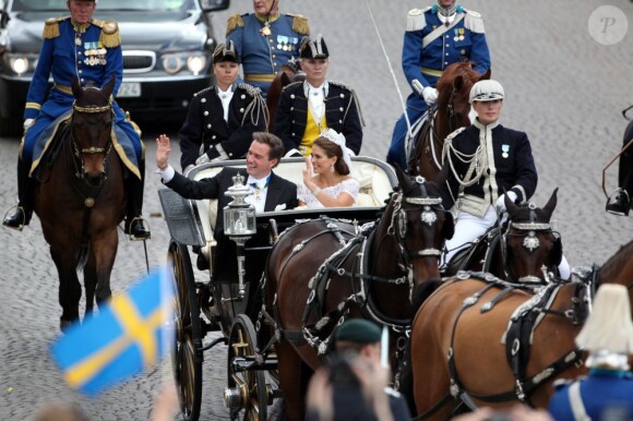 Mariage de la princesse Madeleine de Suède, vêtue d'une robe signée Valentino, et Chris O'Neill, le 7 juin 2013 à Stockholm. Après la cérémonie dans la chapelle du palais royal, les jeunes mariés ont emprunté une calèche pour se rendre à Riddarholmen et embarquer pour Drottningholm, résidence royale où se tenait la réception.