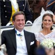 Mariage de la princesse Madeleine de Suède, vêtue d'une robe signée Valentino, et Chris O'Neill, le 7 juin 2013 à Stockholm. Après la cérémonie dans la chapelle du palais royal, les jeunes mariés ont emprunté une calèche pour se rendre à Riddarholmen et embarquer pour Drottningholm, résidence royale où se tenait la réception.