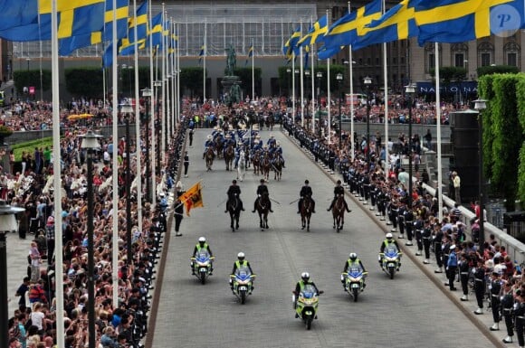 Mariage de la princesse Madeleine de Suède, vêtue d'une robe signée Valentino, et Chris O'Neill, le 7 juin 2013 à Stockholm. Après la cérémonie dans la chapelle du palais royal, les jeunes mariés ont emprunté une calèche pour se rendre à Riddarholmen et embarquer pour Drottningholm, résidence royale où se tenait la réception.