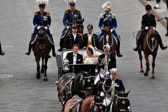 Mariage de la princesse Madeleine de Suède, vêtue d'une robe signée Valentino, et Chris O'Neill, le 7 juin 2013 à Stockholm. Après la cérémonie dans la chapelle du palais royal, les jeunes mariés ont emprunté une calèche pour se rendre à Riddarholmen et embarquer pour Drottningholm, résidence royale où se tenait la réception.