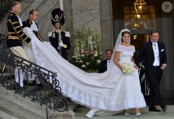 La princesse Madeleine de Suède, en robe Valentino, et Christopher O'Neill célébraient leur mariage le 8 juin 2013 en la chapelle royale à Stockholm, avant d'effectuer une procession pour rallier Drottningholm.
