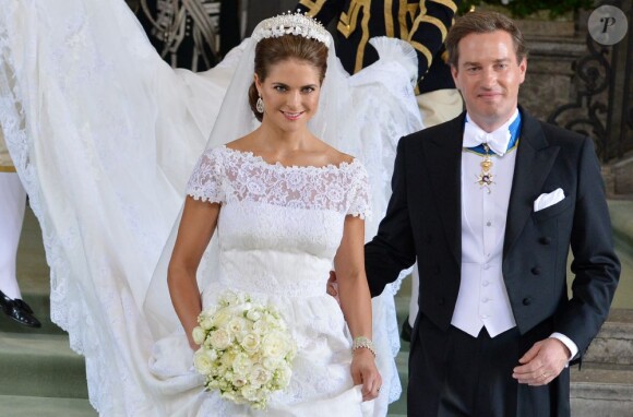 La princesse Madeleine de Suède, en robe Valentino, et Christopher O'Neill célébraient leur mariage le 8 juin 2013 en la chapelle royale à Stockholm, avant d'effectuer une procession pour rallier Drottningholm.