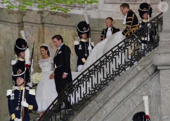 La princesse Madeleine de Suède, en robe Valentino, et Christopher O'Neill célébraient leur mariage le 8 juin 2013 en la chapelle royale à Stockholm, avant d'effectuer une procession pour rallier Drottningholm.