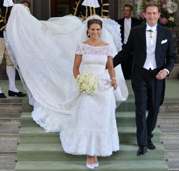 La princesse Madeleine de Suède, en robe Valentino, et Christopher O'Neill célébraient leur mariage le 8 juin 2013 en la chapelle royale à Stockholm, avant d'effectuer une procession pour rallier Drottningholm.