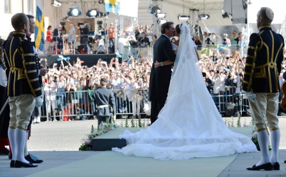 La princesse Madeleine de Suède, en robe Valentino, et Christopher O'Neill célébraient leur mariage le 8 juin 2013 en la chapelle royale à Stockholm, avant d'effectuer une procession pour rallier Drottningholm.