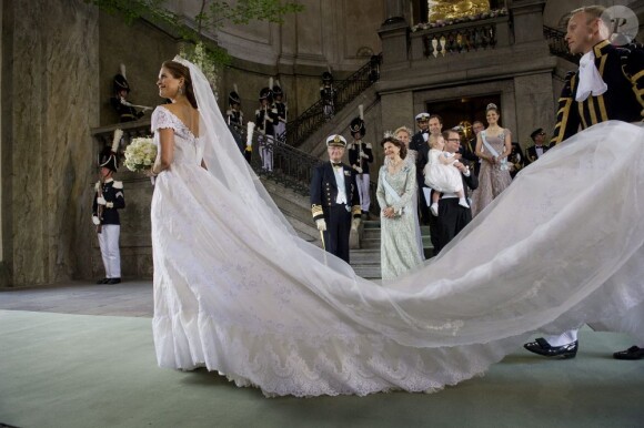 La princesse Madeleine de Suède, vêtue d'une robe signée Valentino, et Chris O'Neill, lors de leur mariage le 8 juin 2013 à Stockholm. Après la cérémonie dans la chapelle du palais royal, les jeunes mariés ont emprunté une calèche pour se rendre à Riddarholmen et embarquer pour Drottningholm, résidence royale où se tenait la réception.