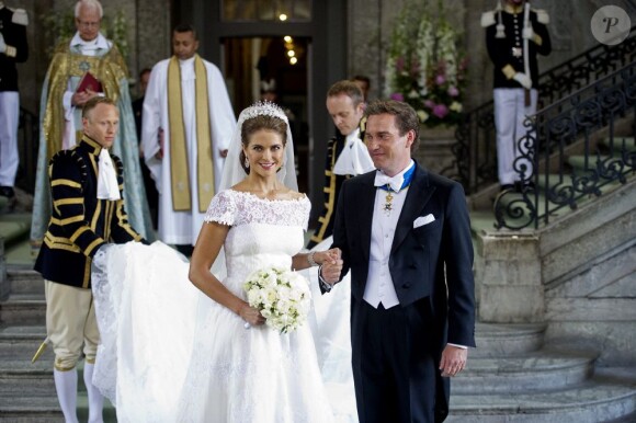 La princesse Madeleine de Suède, vêtue d'une robe signée Valentino, et Chris O'Neill, lors de leur mariage le 8 juin 2013 à Stockholm. Après la cérémonie dans la chapelle du palais royal, les jeunes mariés ont emprunté une calèche pour se rendre à Riddarholmen et embarquer pour Drottningholm, résidence royale où se tenait la réception.