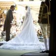 La princesse Madeleine de Suède, vêtue d'une robe signée Valentino, et Chris O'Neill, lors de leur mariage le 8 juin 2013 à Stockholm. Après la cérémonie dans la chapelle du palais royal, les jeunes mariés ont emprunté une calèche pour se rendre à Riddarholmen et embarquer pour Drottningholm, résidence royale où se tenait la réception.