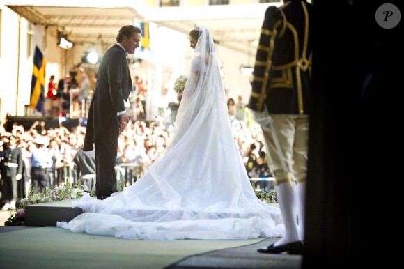 La princesse Madeleine de Suède, vêtue d'une robe signée Valentino, et Chris O'Neill, lors de leur mariage le 8 juin 2013 à Stockholm. Après la cérémonie dans la chapelle du palais royal, les jeunes mariés ont emprunté une calèche pour se rendre à Riddarholmen et embarquer pour Drottningholm, résidence royale où se tenait la réception.