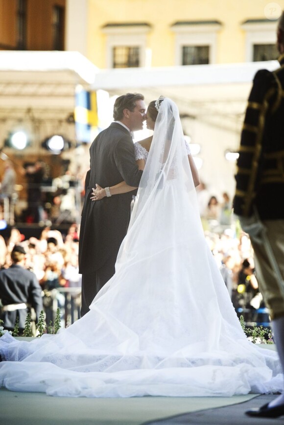 La princesse Madeleine de Suède, vêtue d'une robe signée Valentino, et Chris O'Neill, lors de leur mariage le 8 juin 2013 à Stockholm. Après la cérémonie dans la chapelle du palais royal, les jeunes mariés ont emprunté une calèche pour se rendre à Riddarholmen et embarquer pour Drottningholm, résidence royale où se tenait la réception.