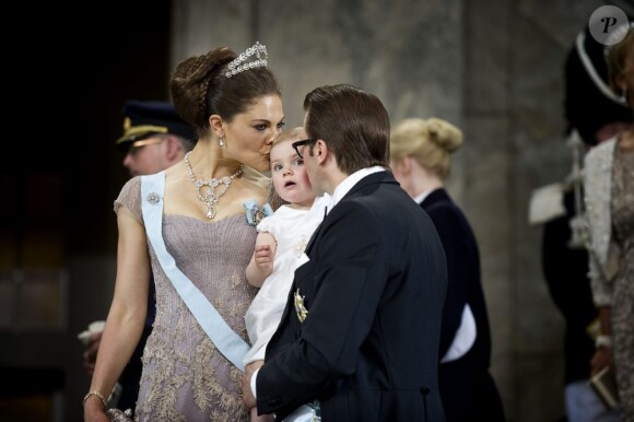 La princesse Madeleine de Suède, vêtue d'une robe signée Valentino, et Chris O'Neill, lors de leur mariage le 8 juin 2013 à Stockholm. Après la cérémonie dans la chapelle du palais royal, les jeunes mariés ont emprunté une calèche pour se rendre à Riddarholmen et embarquer pour Drottningholm, résidence royale où se tenait la réception.