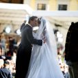 La princesse Madeleine de Suède, vêtue d'une robe signée Valentino, et Chris O'Neill, lors de leur mariage le 8 juin 2013 à Stockholm. Après la cérémonie dans la chapelle du palais royal, les jeunes mariés ont emprunté une calèche pour se rendre à Riddarholmen et embarquer pour Drottningholm, résidence royale où se tenait la réception.