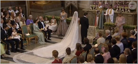 Chris O'Neill et la princesse Madeleine de Suède au moment de l'échange des consentements, lors de leur mariage en la chapelle du palais royal à Stockholm le 8 juin 2013.